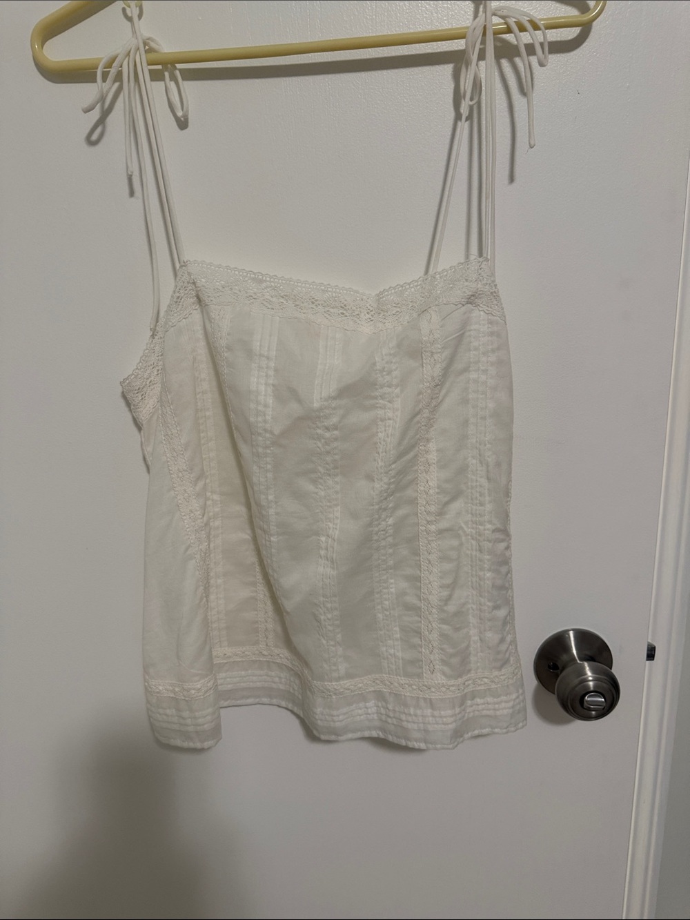 Abercrombie & Fitch Cream Lace-Trim Tie-Shoulder Cami. Non smoking. No pets home